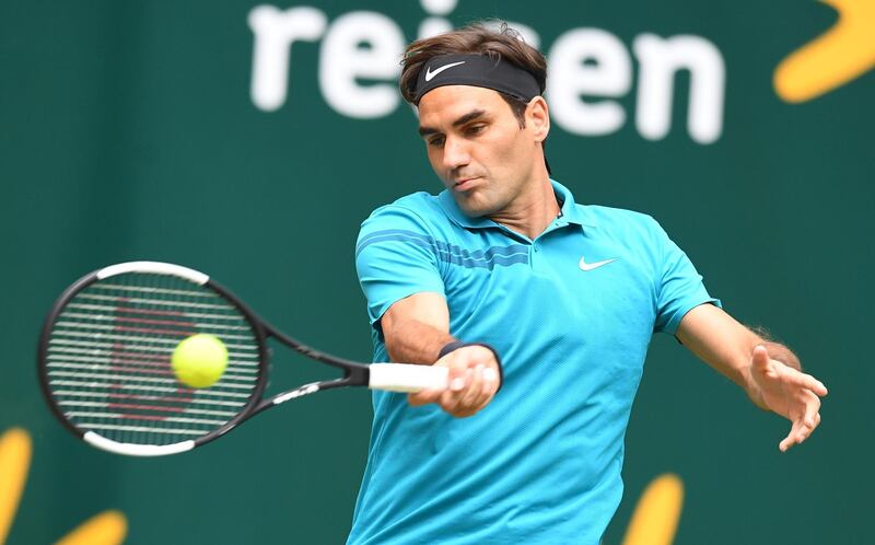 Roger Federer of Switzerland returns a ball to Borna Coric from Croatia during their final match at the ATP tennis tournament in Halle, western Germany, on June 24, 2018.  / AFP / CARMEN JASPERSEN
