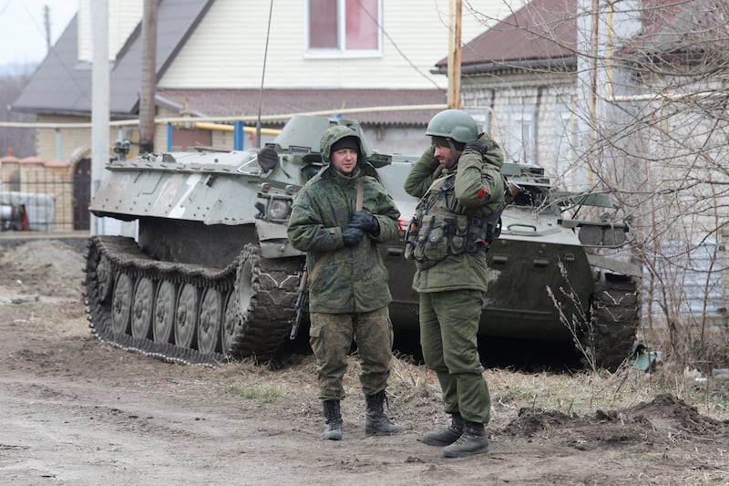 Soldiers loyal to Russia, but with insignia-free uniforms, in the separatist-controlled settlement of Bugas. Reuters