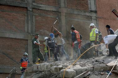 People clear rubble after an earthquake hit Mexico City, Mexico September 19, 2017. REUTERS/Carlos Jasso