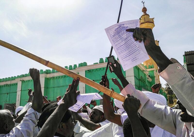 Sudanese protesters chant slogans and raise signs against President Omar al-Bashir during a demonstration in the capital Khartoum's twin city of Omdurman on January 25, 2019. Sudan's main opposition leader Sadiq al-Mahdi called on January 25 for President Omar al-Bashir to step down, throwing his support behind anti-government demonstrators after weeks of deadly protest. / AFP / -
