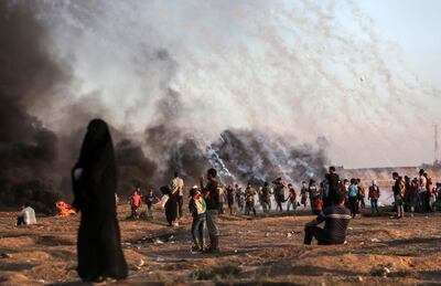 epa06941591 Palestinians protesters take part during clashes with Israeli troops near the border with Israel in the east of Gaza City, 10 August 2018. Two Palestinians protesters were shot dead and more than 240 other got injured during the clashes after Friday protests between Israeli troops and Palestinians protesters near the border eastern Gaza Strip. Protesters plan to call for the rights of Palestinian refugees across the Middle East to return to their homes that they fled in the war surrounding the 1948 creation of Israel.  EPA/HAITHAM IMAD