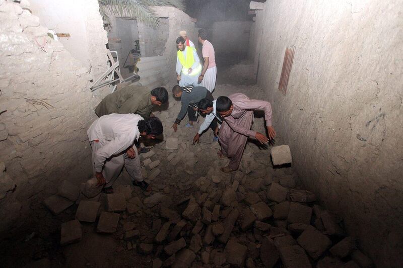 epa03664885 Iranians try to open their way through rubble after an earthquake hit the city of Saravan, in Sistan-Beluchistan province, in south-eastern Iran, 16 April, 2013. A 7.8-magnitude earthquake struck at the Iran-Pakistan border region, the US Geological Survey said, and the tremors were felt as far as New Delhi.  EPA/STR *** Local Caption ***  03664885.jpg
