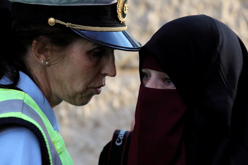 A police officer speaks with Ayah, 37, during a demonstration against the Danish face veil ban in Copenhagen, Denmark, August 1, 2018.  REUTERS/Andrew Kelly