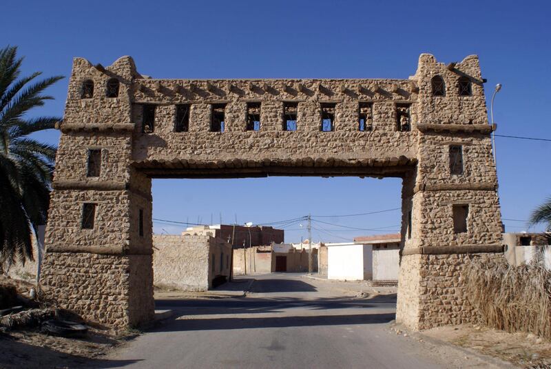 KY3A1E Gate on the road to ruins of old Kebili, Tunisia. Alamy