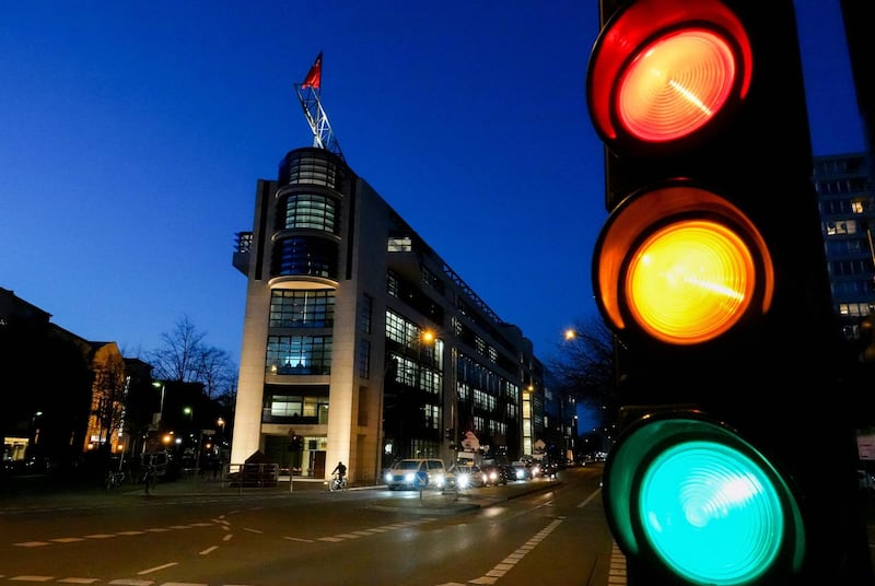 A picture taken on February 5, 2018 shows a traffic light in front of Germany's social democrat SPD party's headquarters in Berlin, where talks between the top German parties on forming a new government continue. / AFP PHOTO / DPA / Kay Nietfeld / Germany OUT