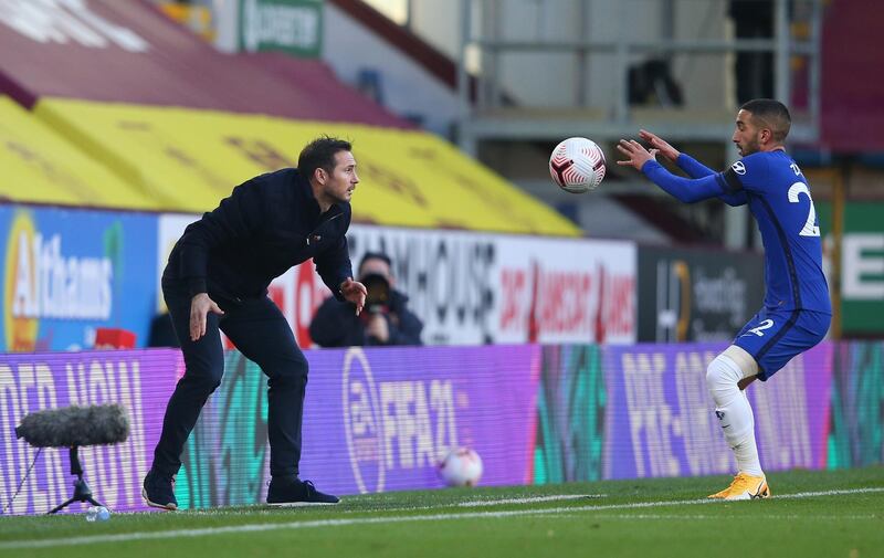 BURNLEY, ENGLAND - OCTOBER 31: Frank Lampard, Manager of Chelsea passes the ball to Hakim Ziyech of Chelsea  during the Premier League match between Burnley and Chelsea at Turf Moor on October 31, 2020 in Burnley, England. Sporting stadiums around the UK remain under strict restrictions due to the Coronavirus Pandemic as Government social distancing laws prohibit fans inside venues resulting in games being played behind closed doors. (Photo by Alex Livesey/Getty Images)