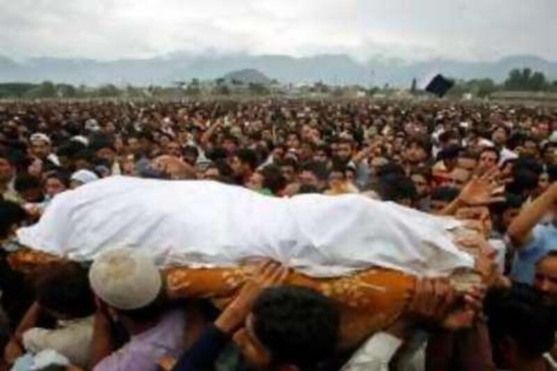 Kashmiri people carry the body of a youth, who was killed by police firing, during his funeral in Srinagar August 12, 2008. Police fired on protesters in Indian Kashmir on Tuesday, killing seven people as huge demonstrations against what Muslim traders said was an economic blockade by Hindus roiled the region, officials said. REUTERS/Fayaz Kabli (INDIAN-ADMINISTERED KASHMIR) *** Local Caption ***  SRI20_KASHMIR-PROTE_0812_11.JPG