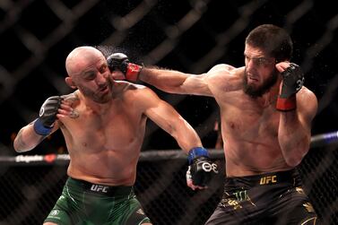 Alex Volkanovski (L) of Australia in action against Islam Makhachev (R) of Russia during their Lightweight title bout at UFC 284 at RAC Arena in Perth, Australia, 12 February 2023.   EPA / RICHARD WAINWRIGHT  EDITORIAL USE ONLY AUSTRALIA AND NEW ZEALAND OUT