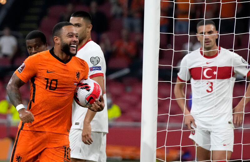 Memphis Depay of the Netherlands, left, celebrates scoring his side's fourth goal during the World Cup 2022 group G qualifying soccer match between the Netherlands and Turkey at the Johan Cruyff Arena in Amsterdam, Netherlands, Tuesday, Sept.  7, 2021.  (AP Photo / Peter Dejong)