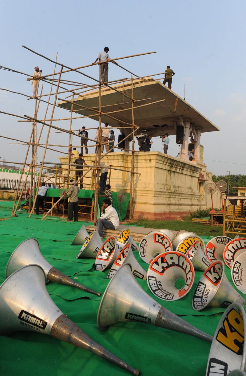 Laborers prepare the venue for Indian social activist Anna Hazare's 15-day public fast at Ramlila ground in New Delhi on August 18, 2011.   A planned 15-day public fast by Indian anti-corruption activist Anna Hazare was postponed to prepare the venue in New Delhi for the crowds of supporters expected to attend. Hazare, who is currently in Delhi's Tihar jail, had been due to leave and begin his hunger strike at an open venue in the capital used for political rallies and festivals. AFP PHOTO / Prakash SINGH  
 *** Local Caption ***  633074-01-08.jpg