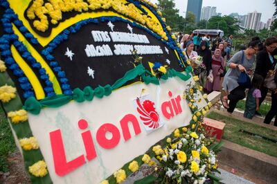 Family members and relatives carry the coffin of Hizkia Jorry Saroinsong, a victim of the ill-fated Lion Air flight JT 610, during his funeral in Jakarta on November 5, 2018, one week after the crash. The Boeing 737 Max 8 plunged into the Java Sea just 12 minutes after takeoff on a routine one-hour flight from Jakarta to Pangkal Pinang city in Sumatra on October 29. / AFP / BAY ISMOYO
