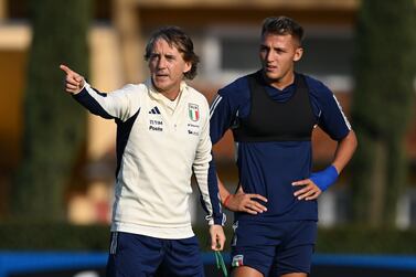 FLORENCE, ITALY - MARCH 21:  Head coach of Italy Roberto Mancini speaks with Mateo Retegui during an Italy training session at Centro Tecnico Federale di Coverciano on March 21, 2023 in Florence, Italy. (Photo by Claudio Villa / Getty Images)