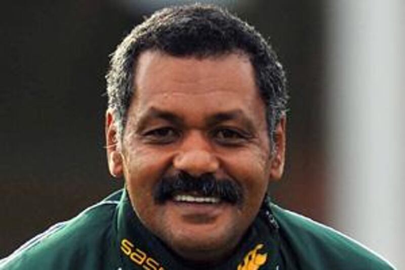 Springboks coach Peter de Villiers will assist the South Africa sevens side in Dubai.