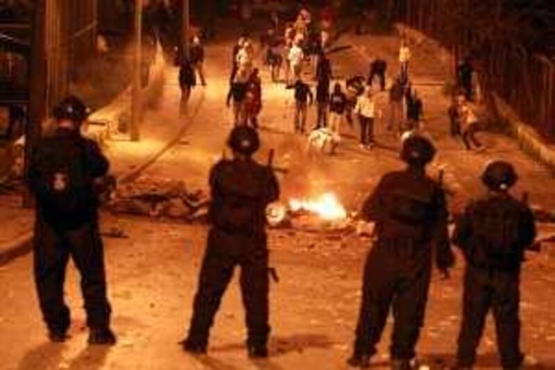 Palestinians throw stones at Israeli border police during clashes in the village of Issawiya in East Jerusalem March 6, 2010. Dozens of people were injured in clashes between Palestinians and Israeli forces in Jerusalem and the West Bank on Friday, as tension over land and holy sites mounted ahead of a relaunch of U.S.-mediated peace negotiations. REUTERS/Ammar Awad (JERUSALEM - Tags: POLITICS) *** Local Caption ***  DTW301_PALESTINIANS_0306_11.JPG