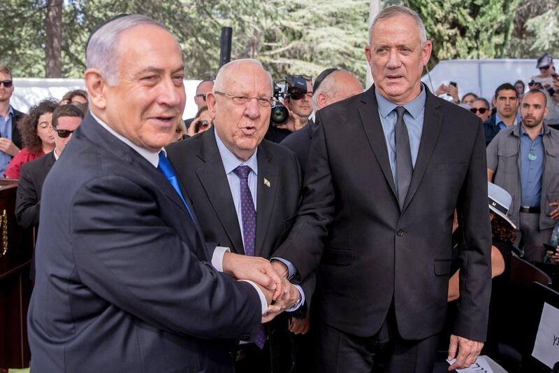 Israeli Prime Minister Benjamin Netanyahu (L), President Reuven Rivlin (C) and Benny Gantz, leader of Blue and White party, attend a memorial ceremony for late Israeli president Shimon Peres, at Mount Herzl in Jerusalem on September 19, 2019. Netanyahu called on his main challenger Benny Gantz on Thursday to form a unity government together as election results showed both without an obvious path to a majority coalition. - Israel OUT
 / AFP / YONATAN SINDEL
