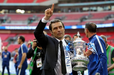 epa06751077 Chelsea manager Antonio Conte lifts the trophy after winning the FA Cup final match Chelsea vs Manchester United at Wembley stadium, London, Britain, 19 May 2018.  EPA/SEAN DEMPSEY