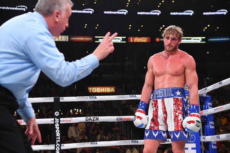 Referee Jack Reiss deducts two points from the score card of Logan Paul after he punched KSI after a knock down. Getty