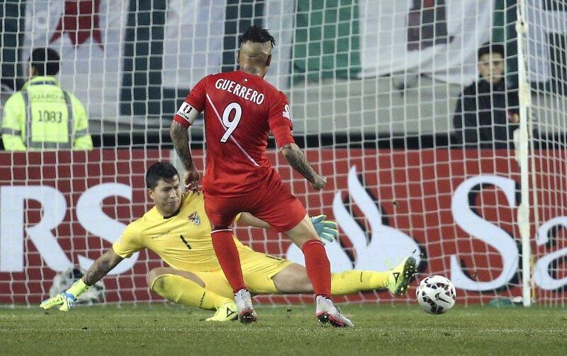 Jose Paolo Guerrero shoots to score his third goal. Paolo Aguilar / EPA / 25 June, 2015