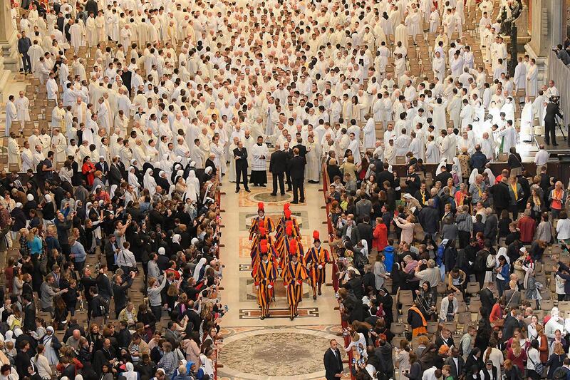 This handout picture released by the Vatican press office shows priests and Swiss Guards arriving for the Chrism Mass celebrating by Pope Francis for Holy Thursday, on April 13, 2017 at St Peter's basilica in Vatican. (Photo by HO / OSSERVATORE ROMANO / AFP) / RESTRICTED TO EDITORIAL USE - MANDATORY CREDIT "AFP PHOTO / OSSERVATORE ROMANO" - NO MARKETING NO ADVERTISING CAMPAIGNS - DISTRIBUTED AS A SERVICE TO CLIENTS