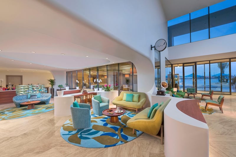 <p>The lobby lounge and cafe. Courtesy The Retreat Palm Dubai MGallery by Sofitel&nbsp;</p>
