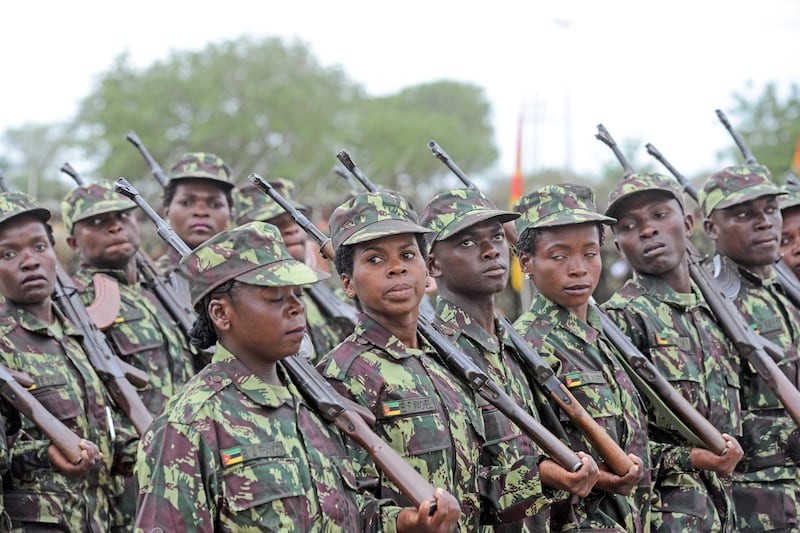 epa07981697 Mozambican soldiers executing general exercices during the Sergeants graduation ceremony at the Armed Forces Sergeants School in Boane, Mozambique, 08 November 2019.  EPA-EFE/ANTONIO SILVA *** Local Caption *** 55611392
