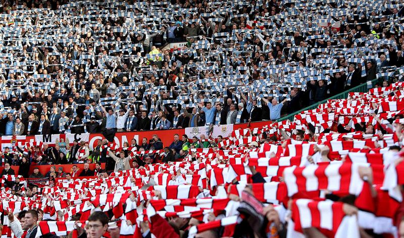 Manchester United and Manchester City fans during a minute's silence for the victims of the Munich air disaster, at Old Trafford. 10/02/2008. Martin Rickett / FPA / LDY Agency