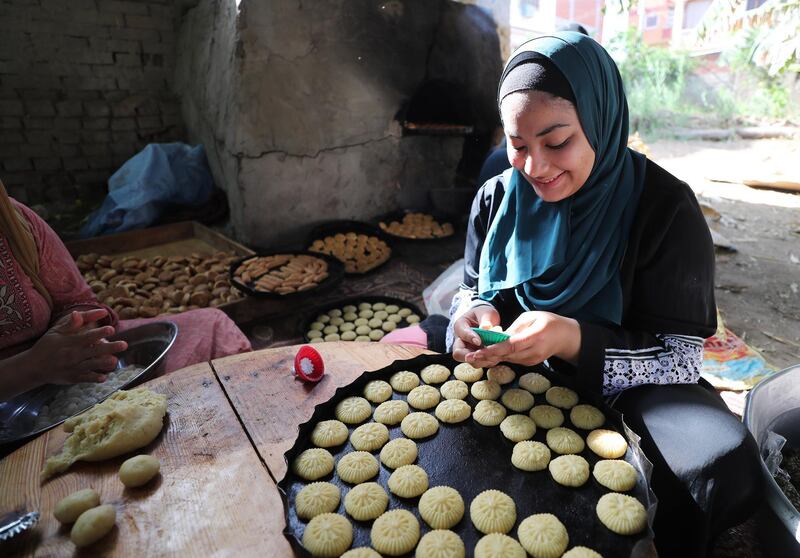 epa08427686 An Egyptian woman prepares 'kahk', Egyptian butter cookies, in the village of Dalgamon, Tanta, some 120km north of Cairo, Egypt, 17  May 2020. Egyptian Muslims prepare to celebrate Eid al-Fitr, the religious festival that marks the end of the fasting month of Ramadan on 24 May 2020. Eid al-Fitr is one of the two major holidays in Islam.  EPA/KHALED ELFIQI