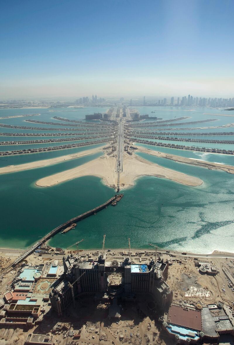 An aerial view of The Palm Island Jumeirah in Dubai and some residential homes that have been completed, November 8, 2007. REUTERS/Steve Crisp (UNITED ARAB EMIRATES)