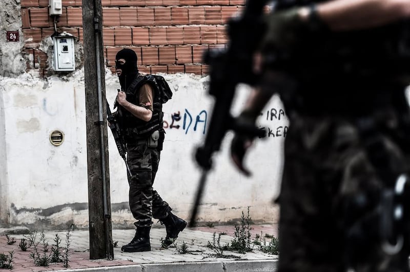 Turkish special police officers patrol the Sultanbeyli district of Istanbul on August 10, 2015 after twin attacks on the US consulate and a police station in the city. Ozan Kose / AFP 
