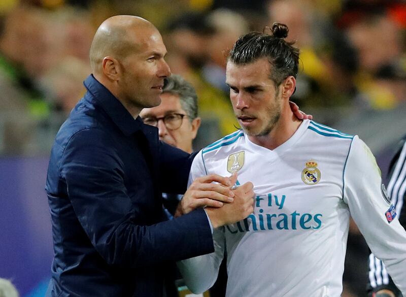 Soccer Football - Champions League - Borussia Dortmund vs Real Madrid - Westfalenstadion, Dortmund, Germany - September 26, 2017   Real Madrid coach Zinedine Zidane shakes hands with Gareth Bale after he is substituted off   REUTERS/Wolfgang Rattay