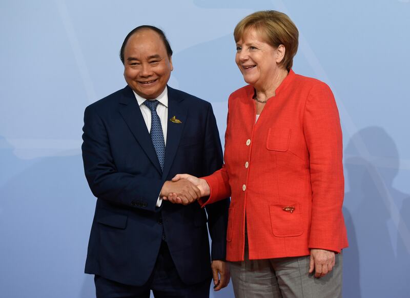 German Chancellor Angela Merkel welcomes Vietnam's Prime Minister Nguyen Xuan Phuc. AFP Photo