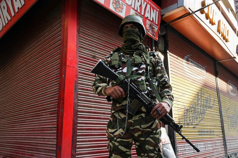 TOPSHOT - A paramilitary soldier stands guard at a street on the one-year anniversary of the restive region being stripped of its autonomy in Srinagar on August 5, 2020. Prime Minister Narendra Modi imposed direct rule last August 5, 2019, promising peace and prosperity after three decades of violence that have seen tens of thousands of people killed in an anti-India uprising. / AFP / Tauseef MUSTAFA

