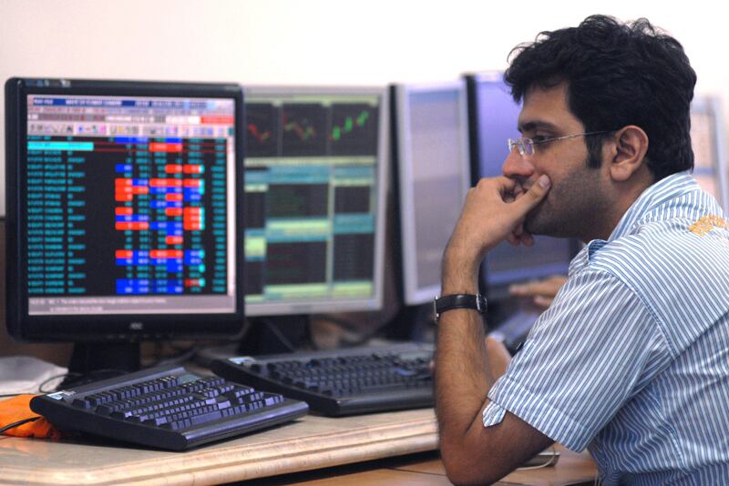 epa02855609 An Indian trader at a local brokerage firm in Mumbai, India, 05 August 2011. The stock market on 05 August plunged deep into red on worries over a possible recession in the U.S. with the benchmark Sensex crashing by over 700 points to slip below 17,000 level. The 30-share benchmark index fell to as low as 16,990.91 points in early afternoon trade, registering a fall of 702 points or about 4 per cent.  EPA/DIVYAKANT SOLANKI *** Local Caption ***  02855609.jpg