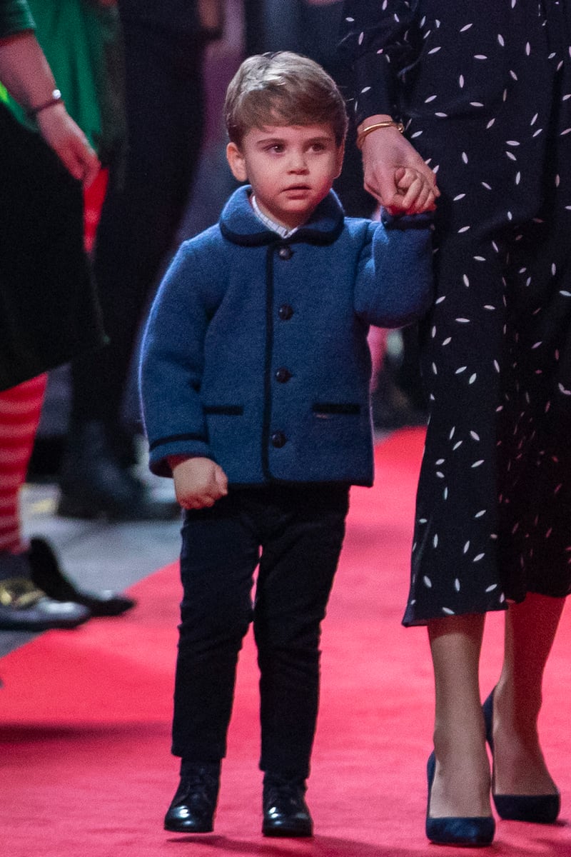 LONDON, ENGLAND - DECEMBER 11: Prince William, Duke of Cambridge and Catherine, Duchess of Cambridge with their children, Prince Louis, Princess Charlotte and Prince George, attend a special pantomime performance at London's Palladium Theatre, hosted by The National Lottery, to thank key workers and their families for their efforts throughout the pandemic on December 11, 2020 in London, England. (Photo by  Aaron Chown - WPA Pool/Getty Images)