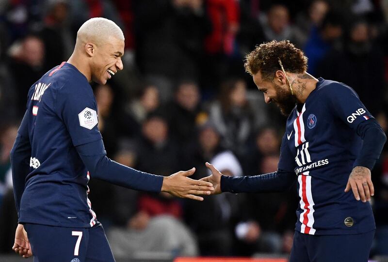 TOPSHOT - Paris Saint-Germain's French forward Kylian Mbappe (L) is congratuled by Paris Saint-Germain's Brazilian forward Neymar after scoring a goal during the French L1 football match between Paris Saint-Germain (PSG) and Amiens at the Parc des Princes stadium in Paris on December 21, 2019.   / AFP / FRANCK FIFE
