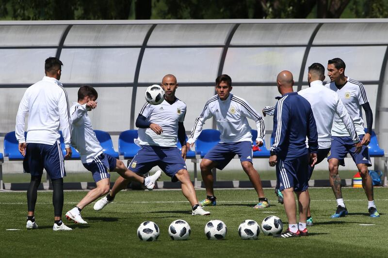 Argentina's players take part in a passing drill. Gabriel Rossi / Getty Images