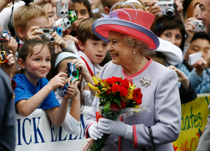 Queen Elizabeth greets schoolchildren at the state capitol building in Richmond, Virginia, May 3, 2007. AFP