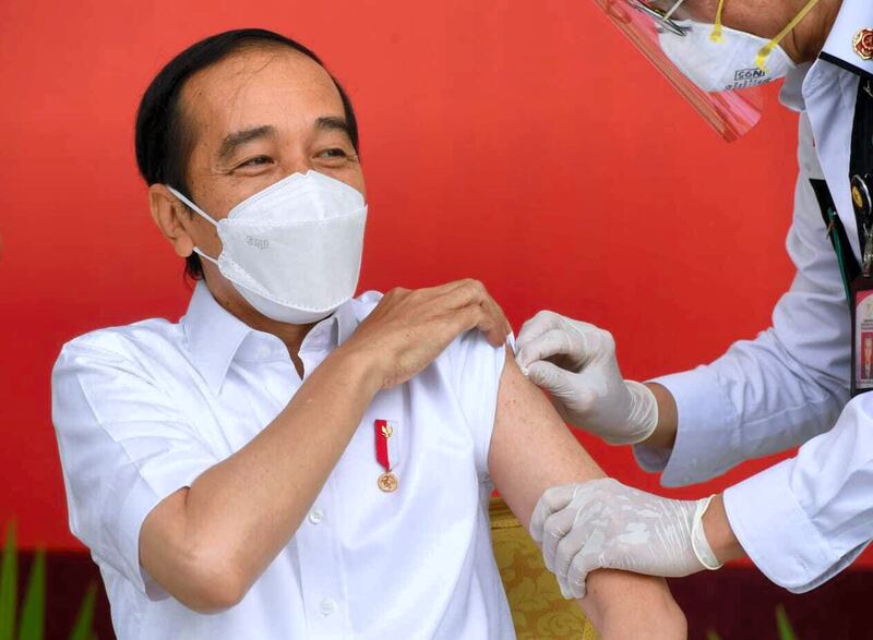 JAKARTA, INDONESiA - JANUARY 13: (----EDITORIAL USE ONLY  MANDATORY CREDIT - "INDONESIAN PRESIDENCY / HANDOUT" - NO MARKETING NO ADVERTISING CAMPAIGNS - DISTRIBUTED AS A SERVICE TO CLIENTS----) Indonesian president Joko Widodo receives his first dose Sinovac COVID-19 vaccine marking the start of Covid-19 vaccination in Jakarta, Indonesia on January 13, 2021. (Photo by Indonesian Presidency/Handout/Anadolu Agency via Getty Images)