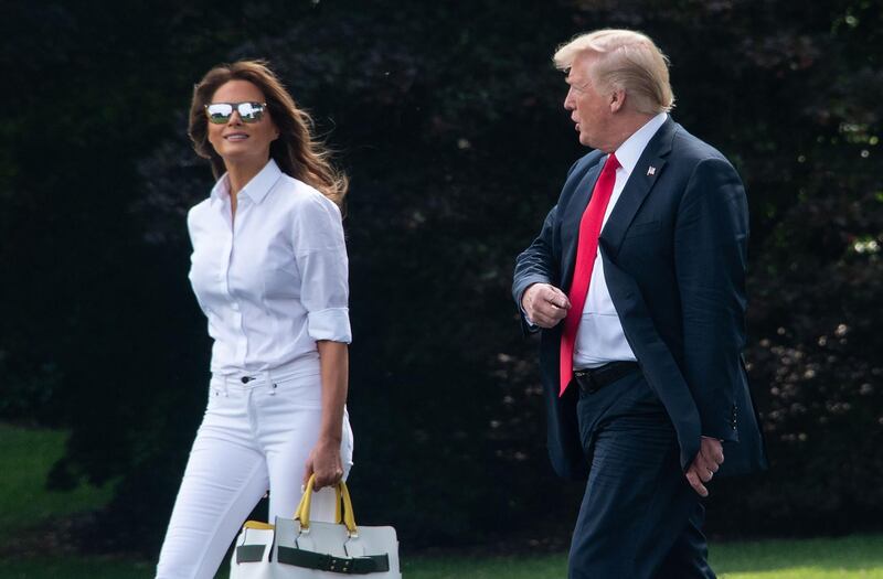 US President Donald Trump and First Lady Melania Trump walk to board Marine One at the White House in Washington, DC, on July 27, 2018 as they head to spend the weekend in New Jersey. / AFP / NICHOLAS KAMM
