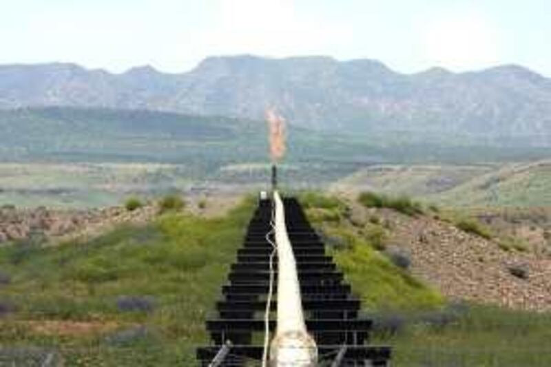 A flame rises from a pipeline at Tawke oil field near Dahuk, 400 km (245 miles) north of Baghdad May 9, 2009. Iraq's largely autonomous Kurdish region said on Friday it would start exporting oil next month, but the Oil Ministry in Baghdad cast doubt on the plan, denying it had given them permission to use national pipelines. Picture taken May 9, 2009.      REUTERS/Azad Lashkari (IRAQ ENERGY POLITICS)