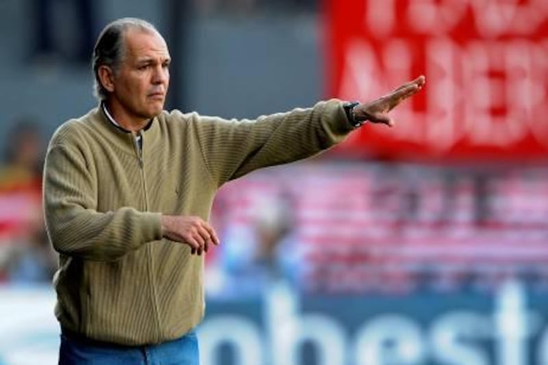 Estudiantes' team coach Alejandro Sabella gestures during their Argentina first division football match against Boca Juniors, at Centenario stadium, in Quilmes, Buenos Aires, on September 25, 2010.            AFP PHOTO/Alejandro PAGNI