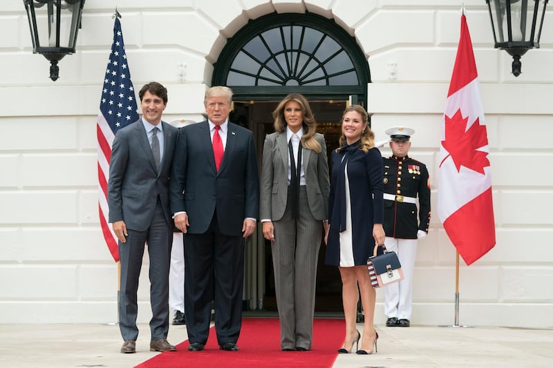 epa06259684 US President Donald J. Trump (2-L) and First Lady Melania Trump (2-R) welcome Prime Minister of Canada Justin Trudeau (L) and his wife Sophie Gregoire Trudeau (R), at the South Portico of the White House in Washington DC, USA, 11 October 2017.  EPA-EFE/MICHAEL REYNOLDS