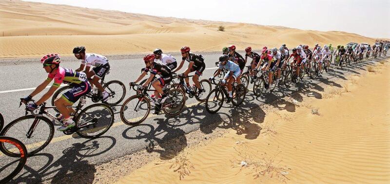 epa05140925 The pack is on the way on the road leading to the Gulf emirate of Fujairah during the first stage of the Dubai Tour 2016 cycling race in Dubai, United Arab Emirates, 03 February 2016.  EPA/ALI HAIDER