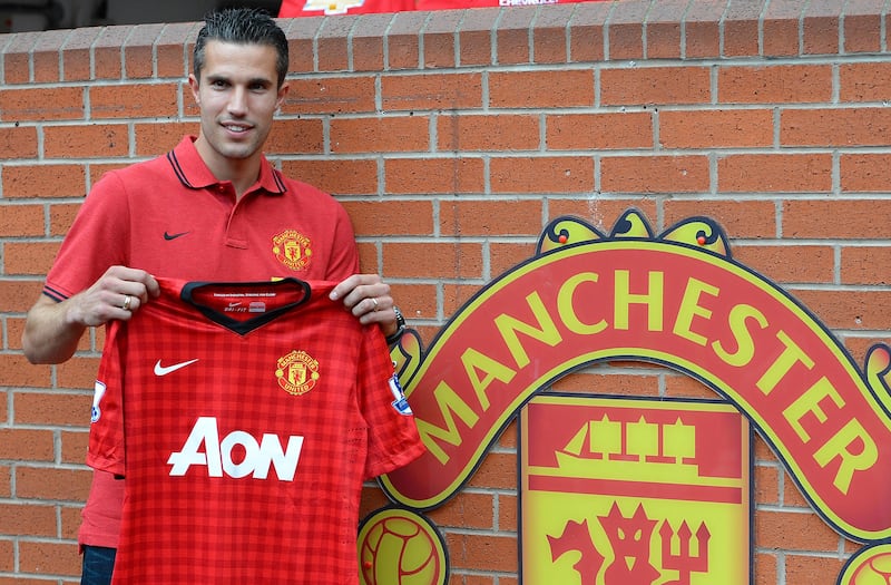 Manchester United new signing Robin Van Persie poses at Old Trafford in Manchester, north-west England on August 17, 2012, Van Persie signed from Arsenal for £24,000,000 (30527202 euros) on a four year deal. AFP PHOTO/ANDREW YATES