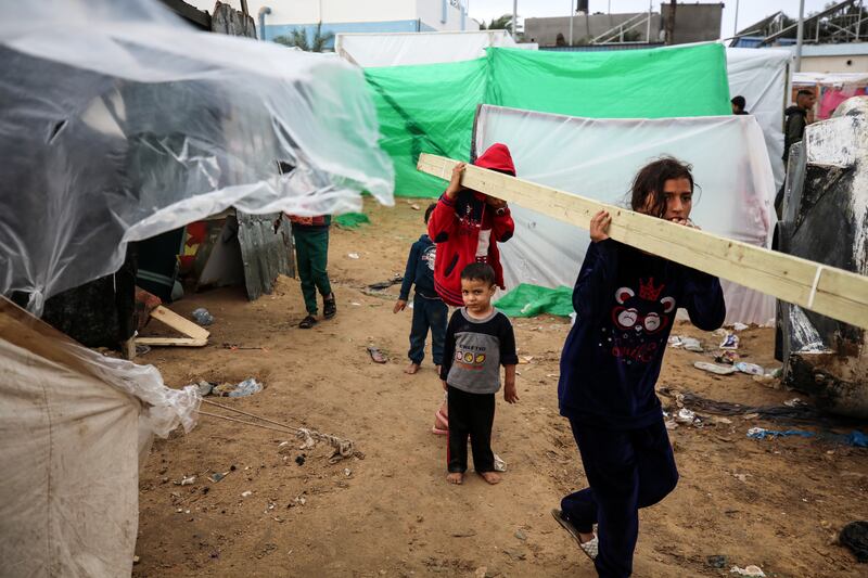 Palestinians set up camp at Shuhada Al Aqsa Hospital in Deir Al Balah, in the central Gaza Strip. Getty Images
