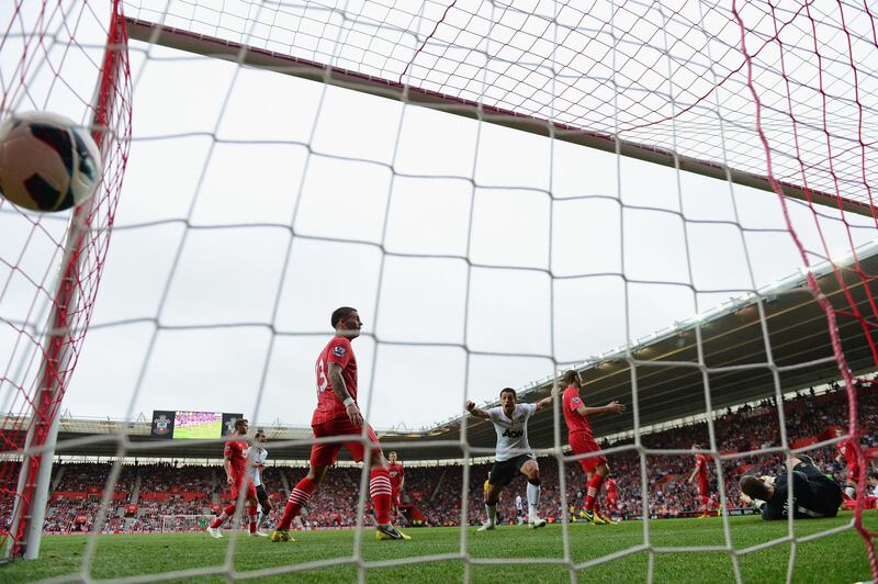 SOUTHAMPTON, ENGLAND - SEPTEMBER 02:  Robin Van Persie of Manchester United scores the winning goal during the Barclays Premier League match between Southampton and Manchestrer United at St Mary's Stadium on September 2, 2012 in Southampton, England.  (Photo by Jamie McDonald/Getty Images) *** Local Caption ***  151152405.jpg