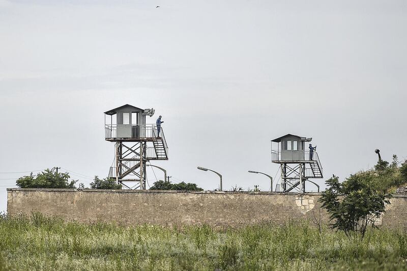 Turkish soldiers stand guard on watch towers on May 25 , 2018 during Pro Kurdish Peoples' Democratic Party (HDP)'s campain meeting for the presidential elections near the prison where Demirtas is being held in Edirne. - The pro-Kurdish Peoples' Democratic Party launches its campaign for the presidential and parliamentary polls on June 24 in front of the prison where the HDP presidential candidate and ex-HDP leader Selahattin Demirtas is being held / AFP PHOTO / Ozan KOSE (Photo by OZAN KOSE / AFP)