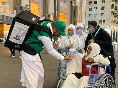 Young Saudi men and women have been distributing iftar meals to pilgrims at King Abdulaziz International Airport and train stations. Photo: SPA
