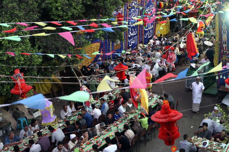 Egyptian Muslims break their day-long Ramadan fast during a group "Iftar" meal for the residents of a neighbourhood in downtown Cairo on August 18, 2010. AFP PHOTO/KHALED DESOUKI / AFP PHOTO / KHALED DESOUKI