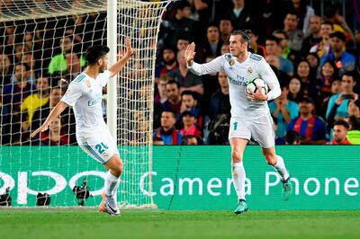 Real Madrid's Welsh forward Gareth Bale (R) celebrates with Real Madrid's Spanish midfielder Marco Asensio after scoring a goal during the Spanish league football match between FC Barcelona and Real Madrid CF at the Camp Nou stadium in Barcelona on May 6, 2018. / AFP PHOTO / LLUIS GENE